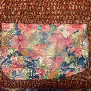 Vera Bradley vinyl city shopper. NWT! Super bloom print.
